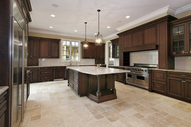 Example of a kitchen design in San Diego