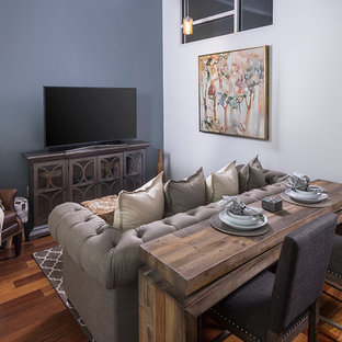 Immagine di un piccolo soggiorno stile rurale stile loft con sala formale, pareti blu, pavimento in bambù e TV autoportante