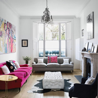 ロンドンのエクレクティックスタイルのおしゃれなリビング (フォーマル、白い壁、淡色無垢フローリング、標準型暖炉、ベージュの床) の写真