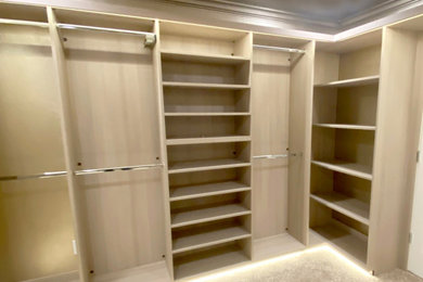 Example of a minimalist closet design in Houston