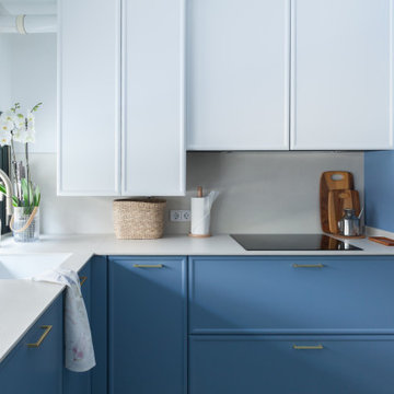 Reforma integral de una cocina en blanco y azul