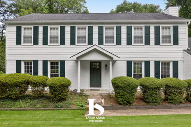 Diseño de fachada de casa blanca clásica de tamaño medio de dos plantas