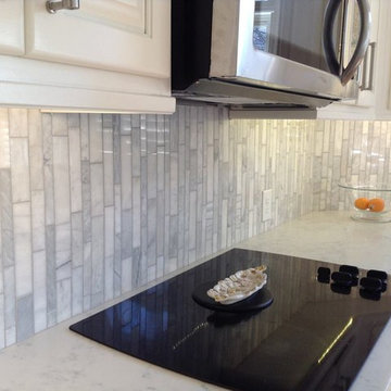 Linear Carrara on a vertical lay complimenting a Quartz counter top