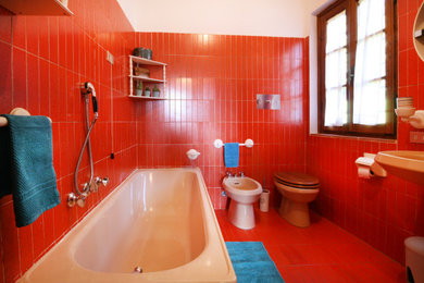 フィレンツェにあるラスティックスタイルのおしゃれな浴室の写真