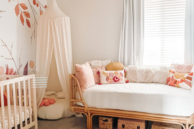他の地域にある低価格の中くらいなコンテンポラリースタイルのおしゃれな赤ちゃん部屋 (女の子用) の写真