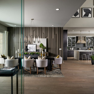 デンバーのコンテンポラリースタイルのおしゃれなLDK (茶色い壁、無垢フローリング、茶色い床) の写真