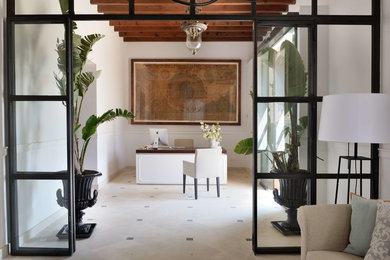 Inspiration pour un bureau traditionnel.