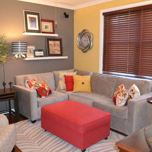 Idee per un piccolo soggiorno minimal chiuso con sala formale, pareti multicolore, parquet scuro, nessun camino, TV autoportante e pavimento marrone