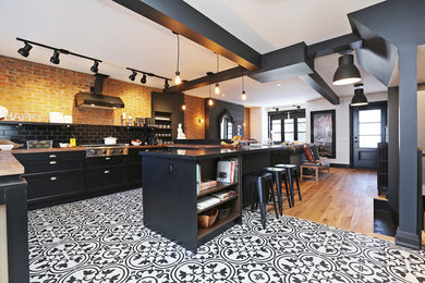 Kitchen - industrial kitchen idea in Toronto