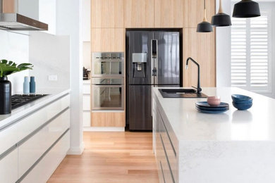 Kitchen - mid-century modern kitchen idea in Miami