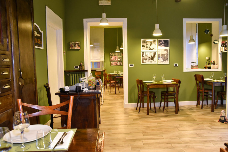 Relooking di ristorante rustico-chic verde oliva