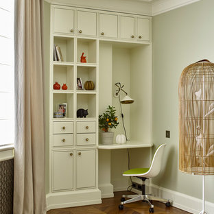 Неиссякаемый источник вдохновения для домашнего уюта: рабочее место в стиле современная классика с паркетным полом среднего тона, встроенным рабочим столом, коричневым полом и серыми стенами