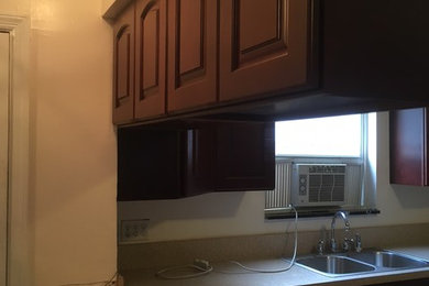 シンシナティにあるおしゃれなキッチン (シェーカースタイル扉のキャビネット、濃色木目調キャビネット) の写真