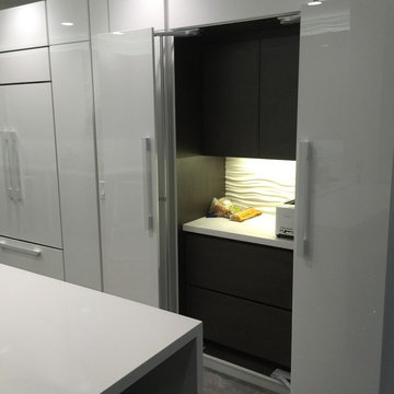 high gloss acrylic/textured laminate kitchen