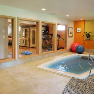 シアトルの大きいコンテンポラリースタイルのおしゃれなホームジム (黄色い壁) の写真