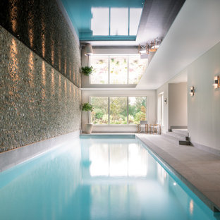 Inredning av en modern stor inomhus, rektangulär träningspool