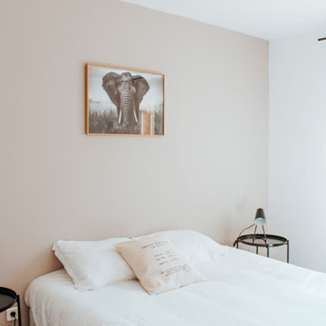 Chambre avec lit 160 cm mur beige cadre bois