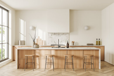 Imagen de cocina lineal y abovedada moderna grande con fregadero bajoencimera, una isla y suelo marrón
