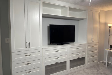 Imagen de dormitorio principal tradicional renovado de tamaño medio con paredes grises, moqueta y suelo gris