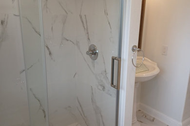 Example of a minimalist bathroom design in Hawaii