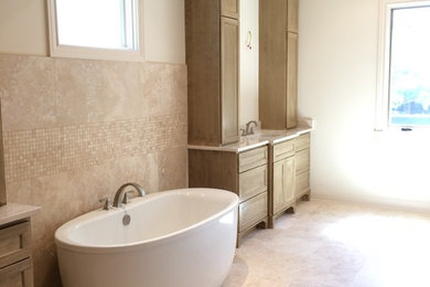 ヒューストンにあるラグジュアリーな広いトラディショナルスタイルのおしゃれな浴室の写真