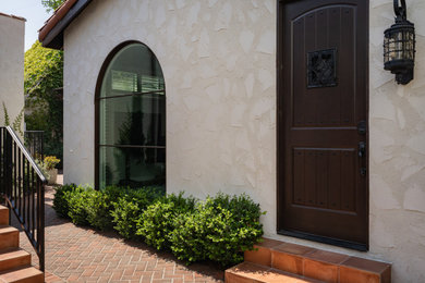Example of a classic entryway design in Los Angeles