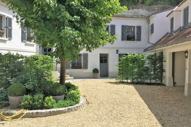 Exemple d'un jardin chic de taille moyenne avec une exposition ensoleillée et du gravier.