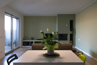 Foto di un soggiorno design con pareti blu