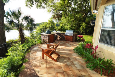 Example of a minimalist patio design in Jacksonville