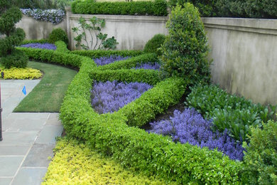 Photo of a traditional landscaping in Atlanta.