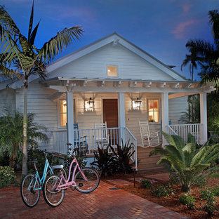 Einstöckiges, Weißes Tropenstil Haus mit Holzfassade und Satteldach in Miami