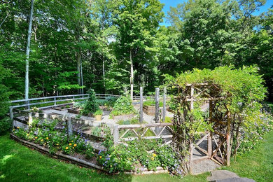 ニューヨークにあるトランジショナルスタイルのおしゃれな庭の写真