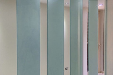 Immagine di un atelier contemporaneo di medie dimensioni con pareti bianche, pavimento in gres porcellanato e scrivania autoportante