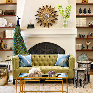 Foto på ett mellanstort funkis allrum med öppen planlösning, med ett finrum, vita väggar, klinkergolv i terrakotta, en standard öppen spis och en spiselkrans i gips