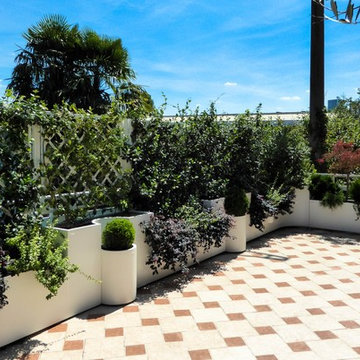 Terrazzo con fioriere in acciaio inox e pannelli per grigliati