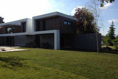 This is an example of a large contemporary front yard garden in Bordeaux with decking.