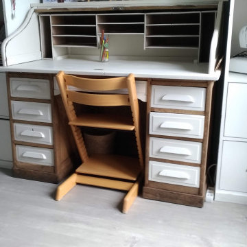 Rangement d'un bureau d'adolescente