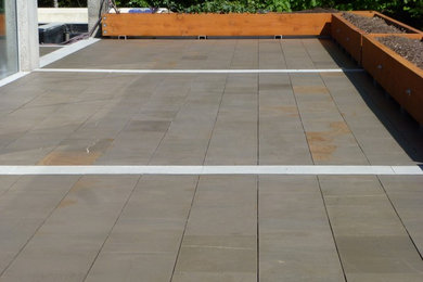 Trendy deck photo in Vancouver