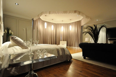 Inspiration for a contemporary bedroom remodel in Montreal
