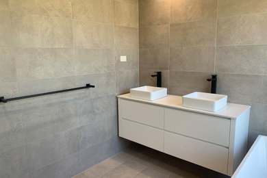 Design ideas for a modern bathroom in Melbourne.