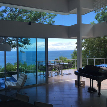 Modern home overlooking the Pacific ocean
