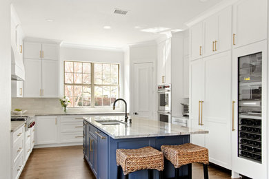 Eat-in kitchen - large transitional u-shaped eat-in kitchen idea in Dallas with shaker cabinets, white cabinets and an island