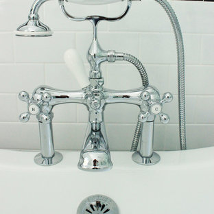 Foto di una stanza da bagno minimalista con lavabo a colonna, vasca con piedi a zampa di leone e piastrelle bianche