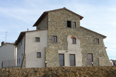 Foto della facciata di una casa grande a tre piani