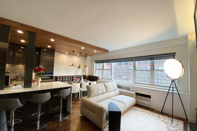 Ejemplo de sala de estar abierta minimalista con paredes blancas, suelo de madera oscura, televisor independiente y suelo marrón