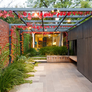 Пример оригинального дизайна интерьера: дворик среднего размера на заднем дворе в современном стиле