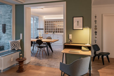 Mittelgroßes, Repräsentatives Modernes Wohnzimmer mit grüner Wandfarbe und Keramikboden in Hamburg