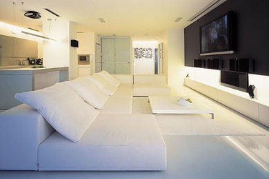 На фото: открытая гостиная комната среднего размера в современном стиле с черными стенами, телевизором на стене, белым полом и горизонтальным камином