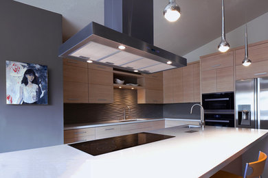 Eat-in kitchen - mid-sized modern l-shaped porcelain tile eat-in kitchen idea in Phoenix with a single-bowl sink, light wood cabinets, quartz countertops, gray backsplash, stainless steel appliances and an island
