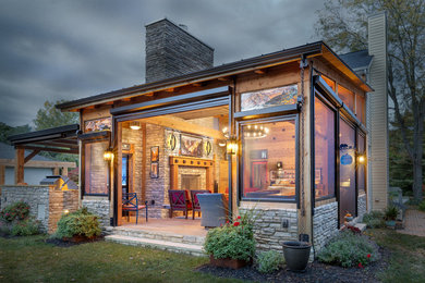 Example of a mountain style home design design in Columbus